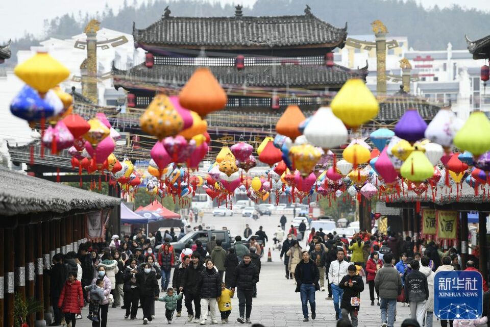 新华全媒+丨镜头里的中国年——年味浓 消费旺