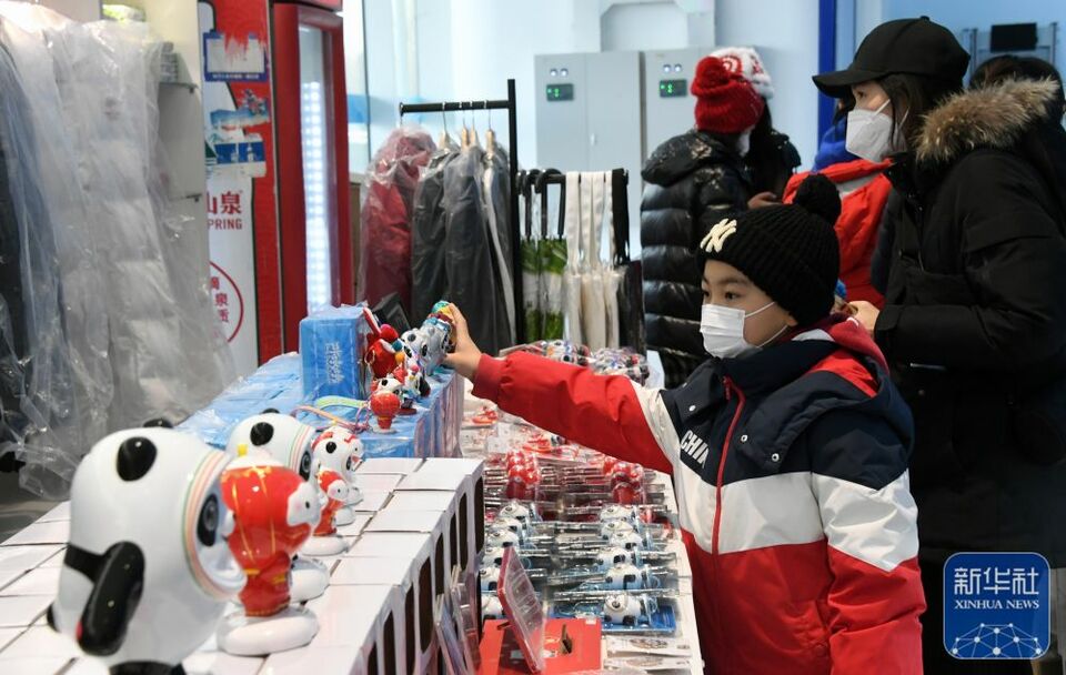 新华全媒+丨镜头里的中国年——年味浓 消费旺