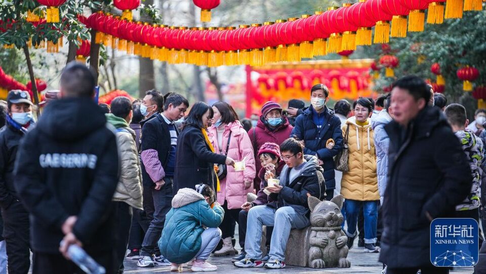 新华全媒+丨镜头里的中国年——年味浓 消费旺