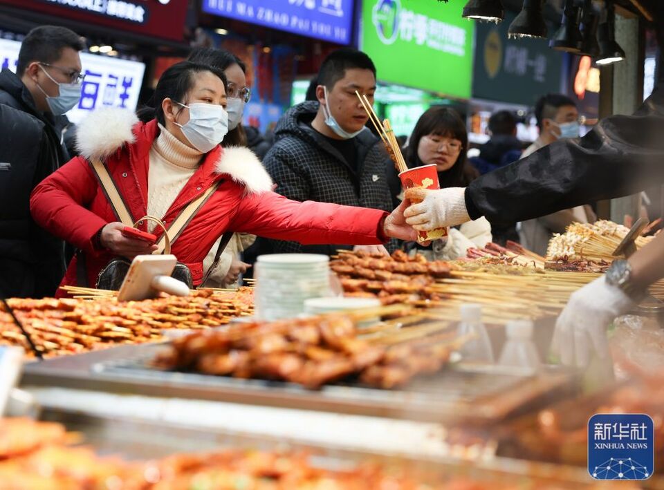 新华全媒+丨镜头里的中国年——年味浓 消费旺