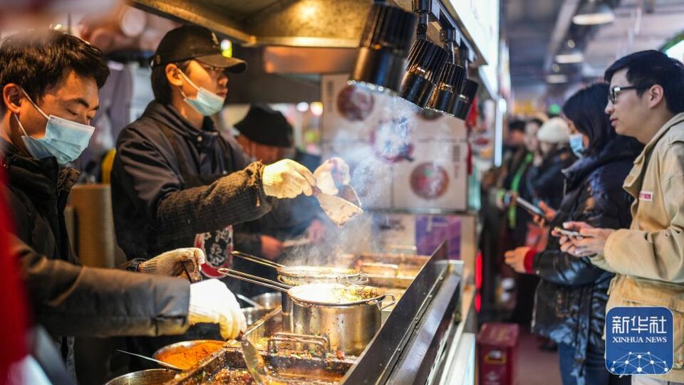 新华全媒+丨镜头里的中国年——年味浓 消费旺