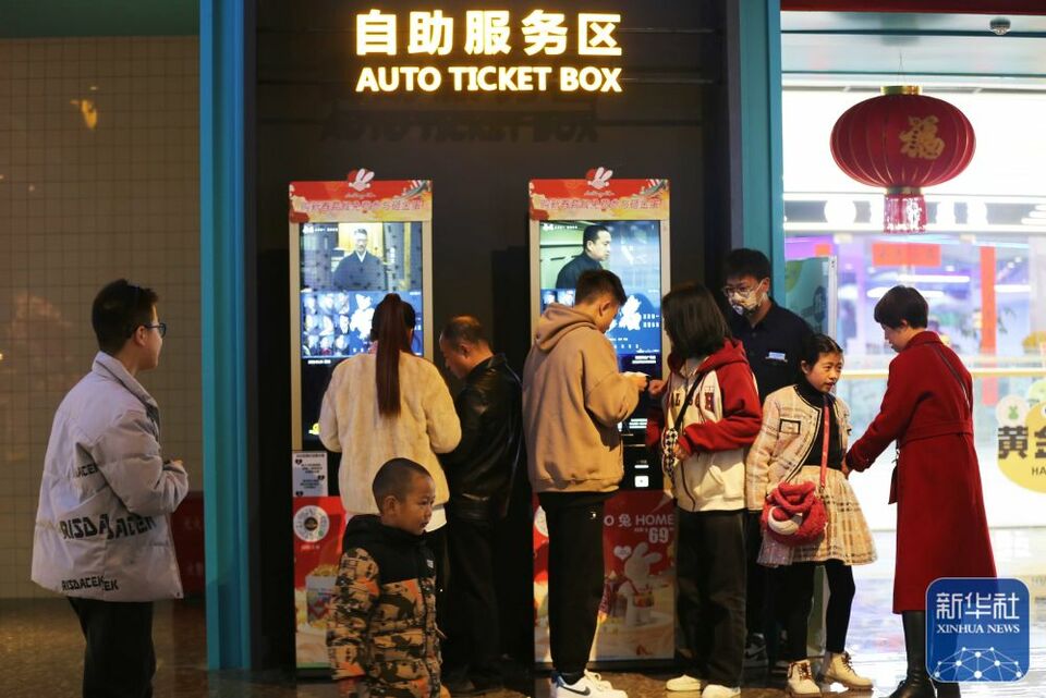 新华全媒+丨镜头里的中国年——年味浓 消费旺