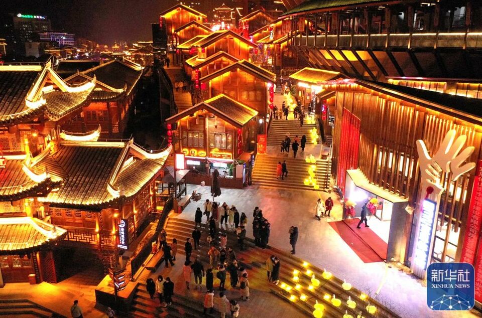 新华全媒+丨镜头里的中国年——年味浓 消费旺