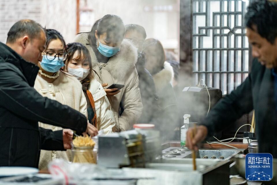 新华全媒+丨镜头里的中国年——年味浓 消费旺