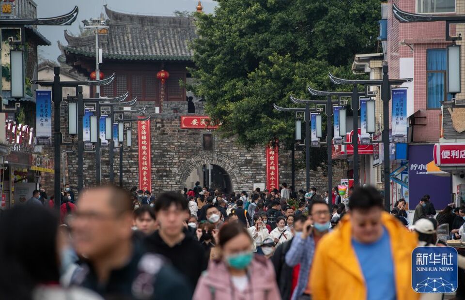 新华全媒+丨镜头里的中国年——年味浓 消费旺
