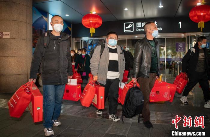 （新春走基层）浙江专机接回百余名四川籍工人经济回暖人力需求大幅增长