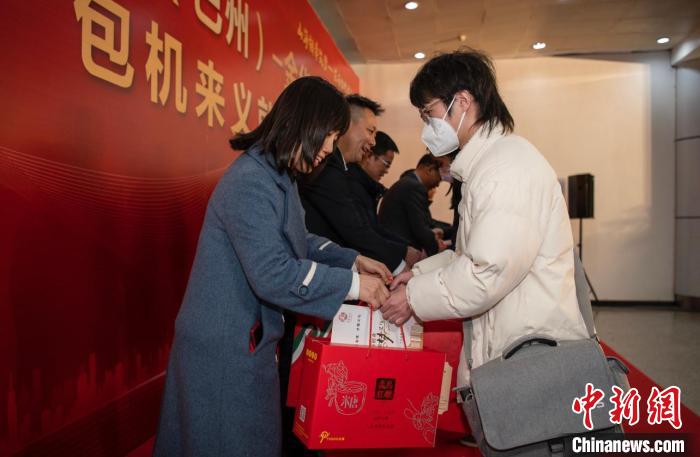 金华市人力社保部门工作人员给务工人员送上“就业无忧包”。　胡肖飞 摄