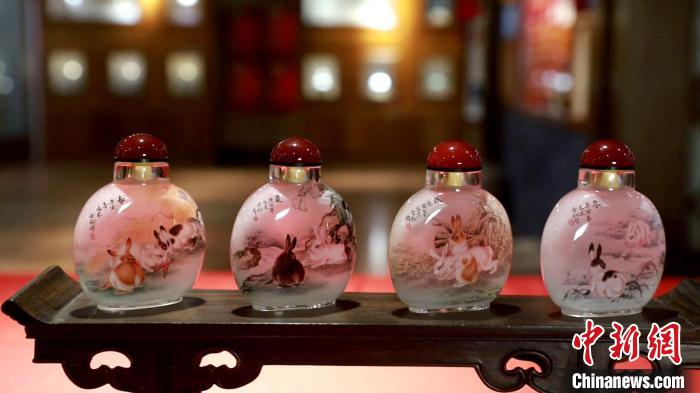 （新春走基层）河北衡水内画艺人创作《四季吉祥兔》《岁岁平安》贺新春